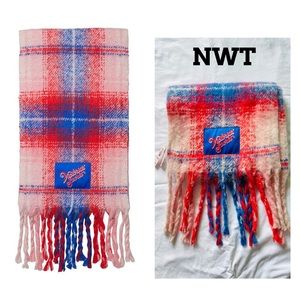 Victoria’s Secret scarf gnu